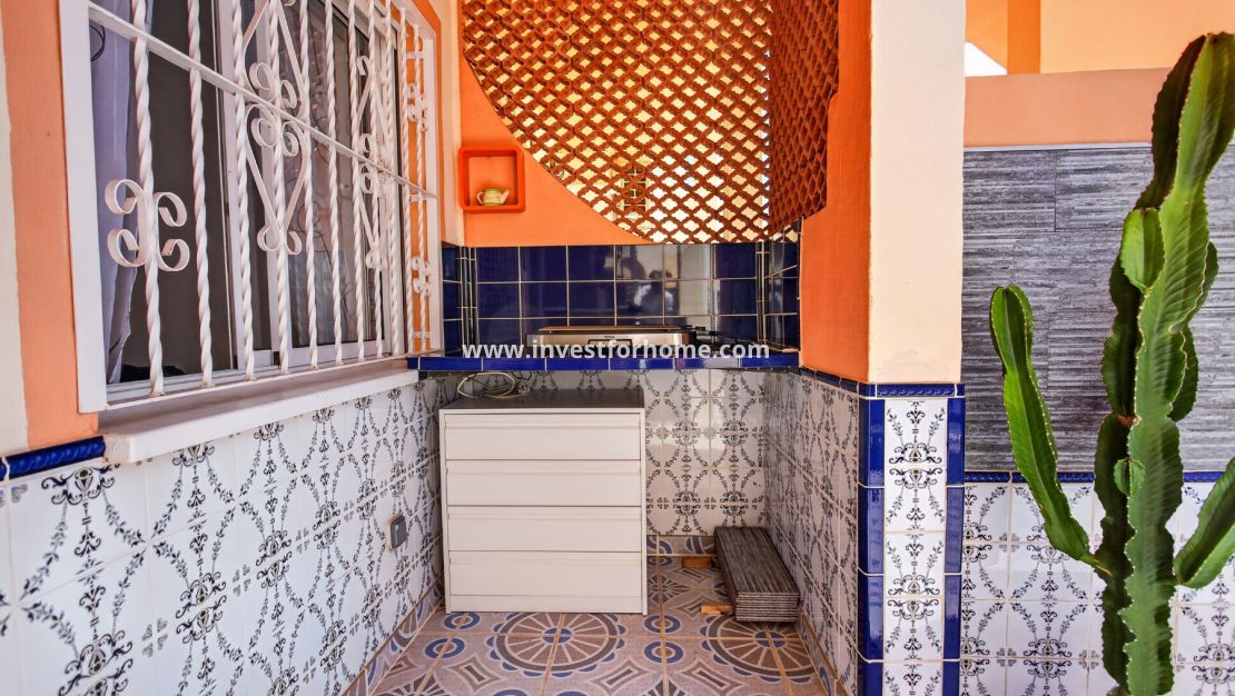 Covered terrace bungalow for sale