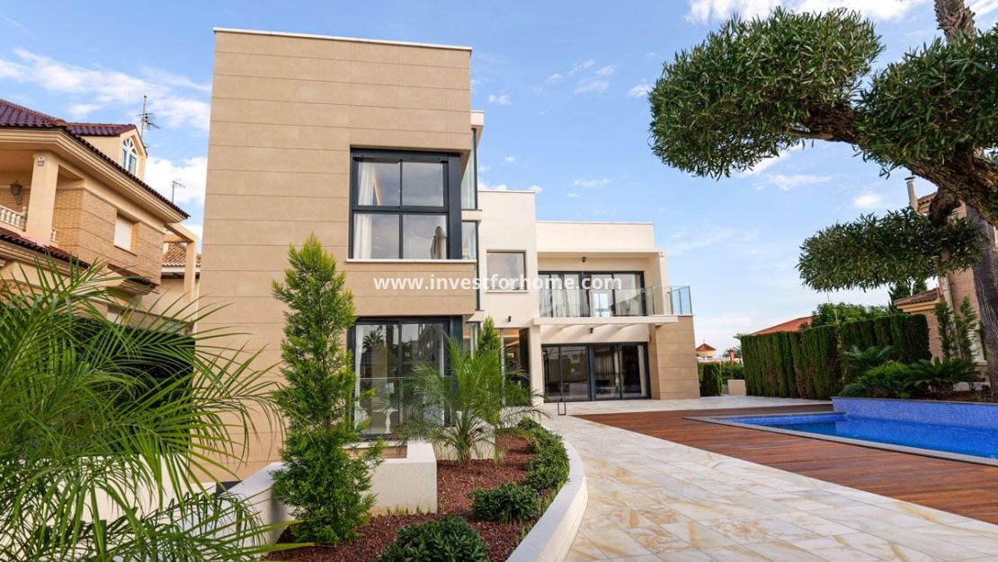 Nueva construcción - Chalet - Torrevieja - Centro