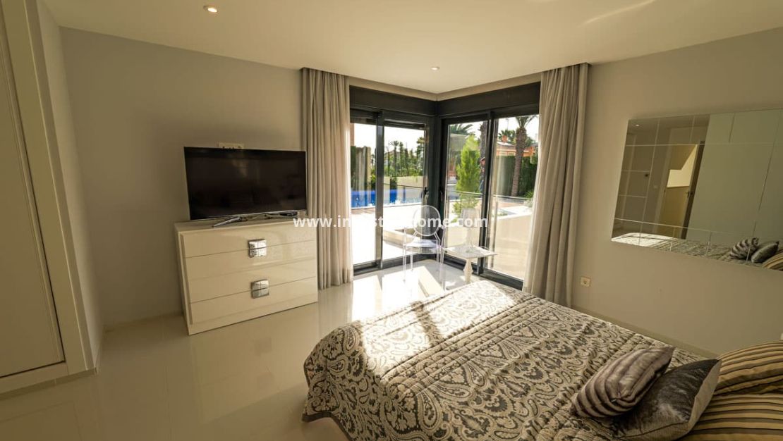 Nueva construcción - Chalet - Torrevieja - Centro