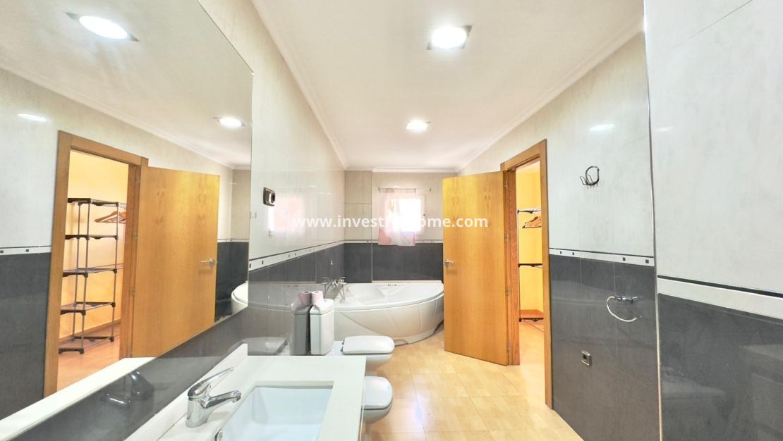 Sale - Apartment - Torrevieja - Centro