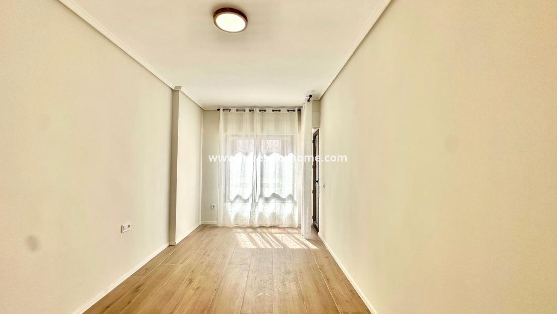 Sale - Apartment - Torrevieja - Centro
