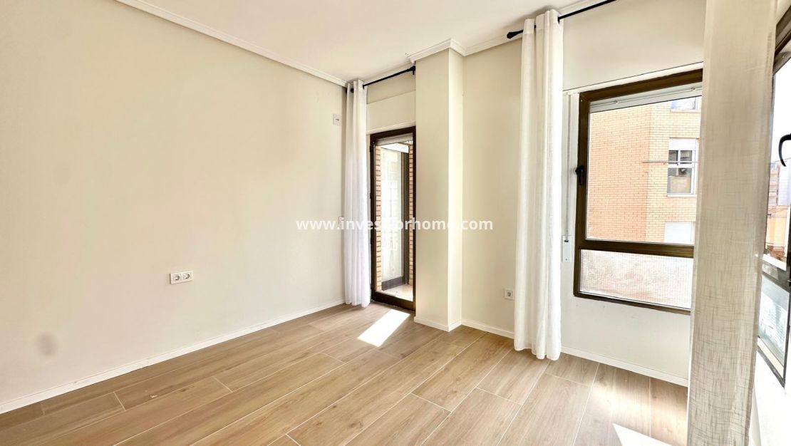 Sale - Apartment - Torrevieja - Centro