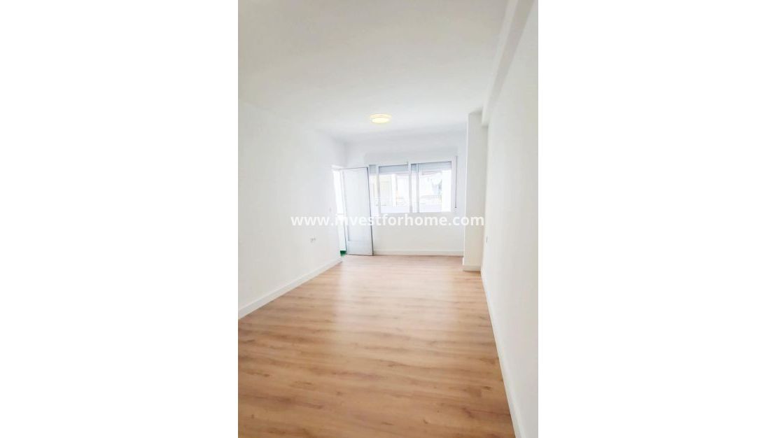 Sale - Apartment - Torrevieja - Centro