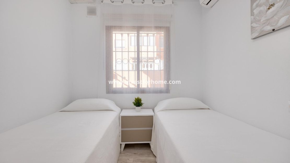 Sale - Bungalow - Torrevieja - aguas nuevas