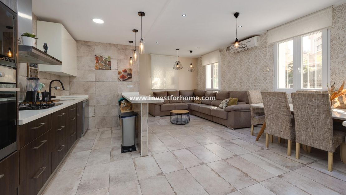 Sale - House - Torrevieja - Centro