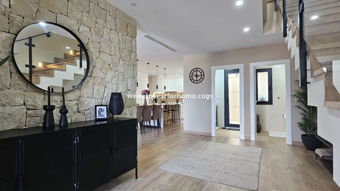 Sale - Villa - Dolores - Sector 4