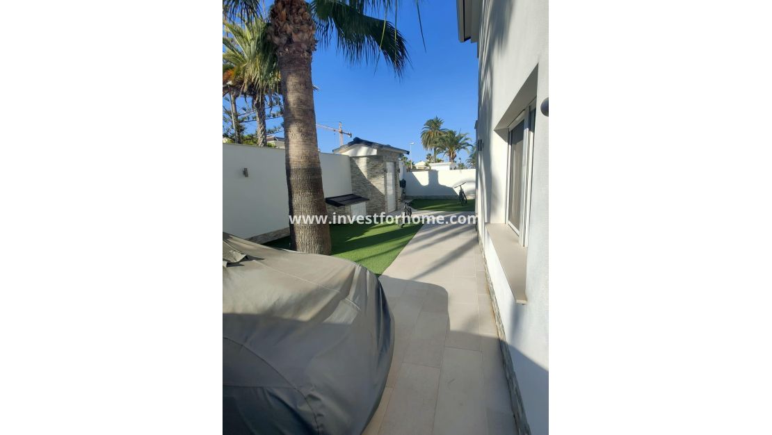 Sale - Villa - Orihuela Costa - La Zenia