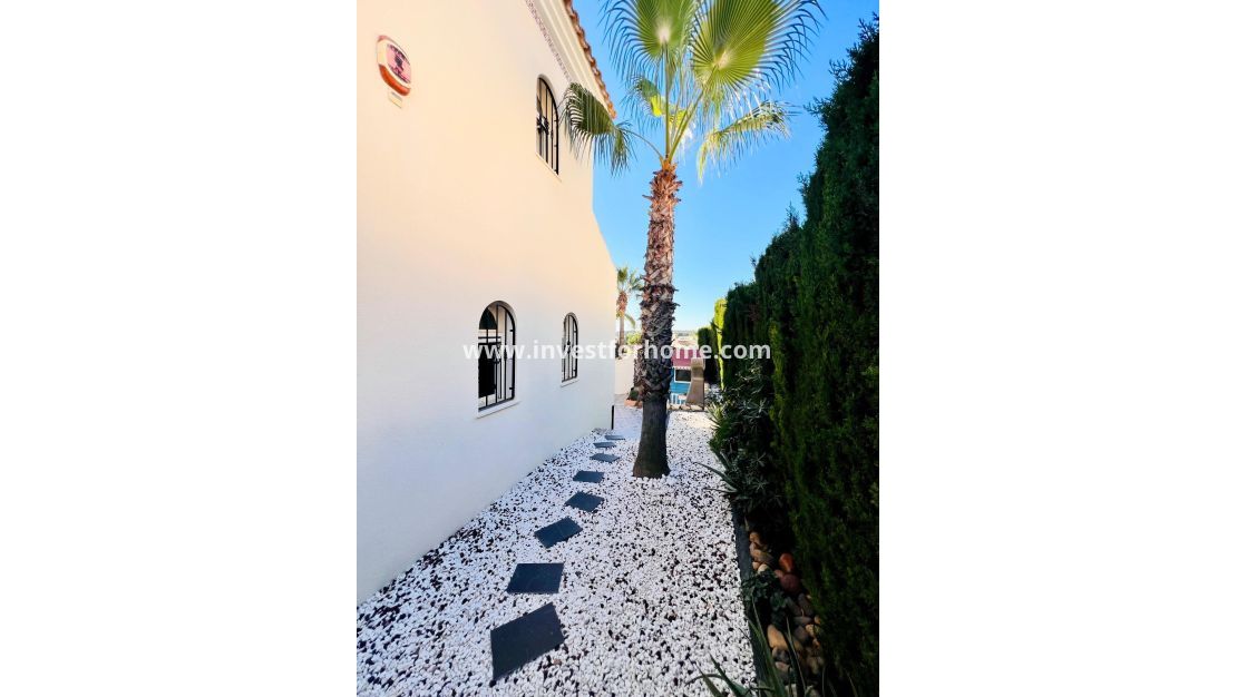 Sale - Villa - Orihuela Costa - Lomas De Campoamor Golf