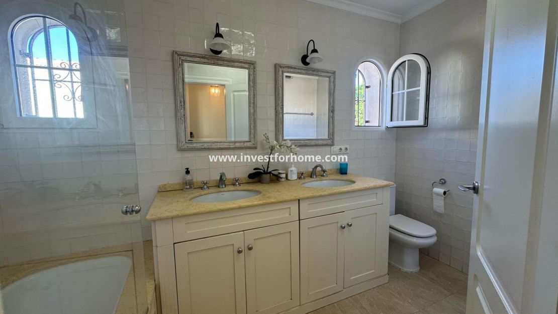 Sale - Villa - Orihuela Costa - Playa Flamenca