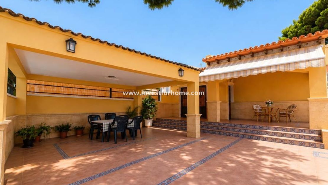 Sale - Villa - Orihuela Costa - Punta Prima