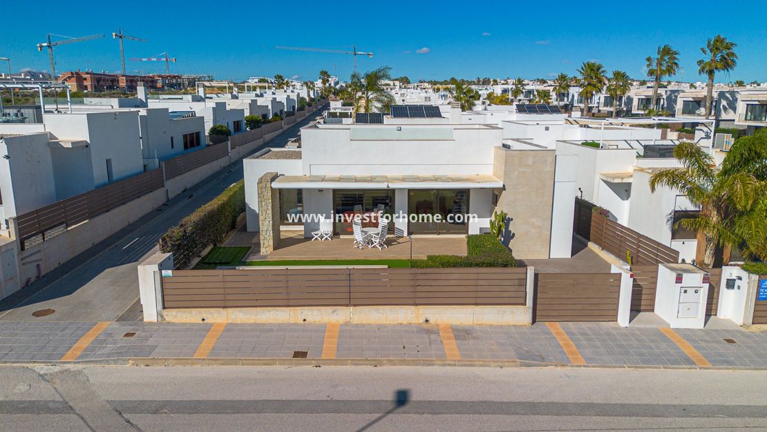 Sale - Villa - Orihuela Costa - Vistabella Golf