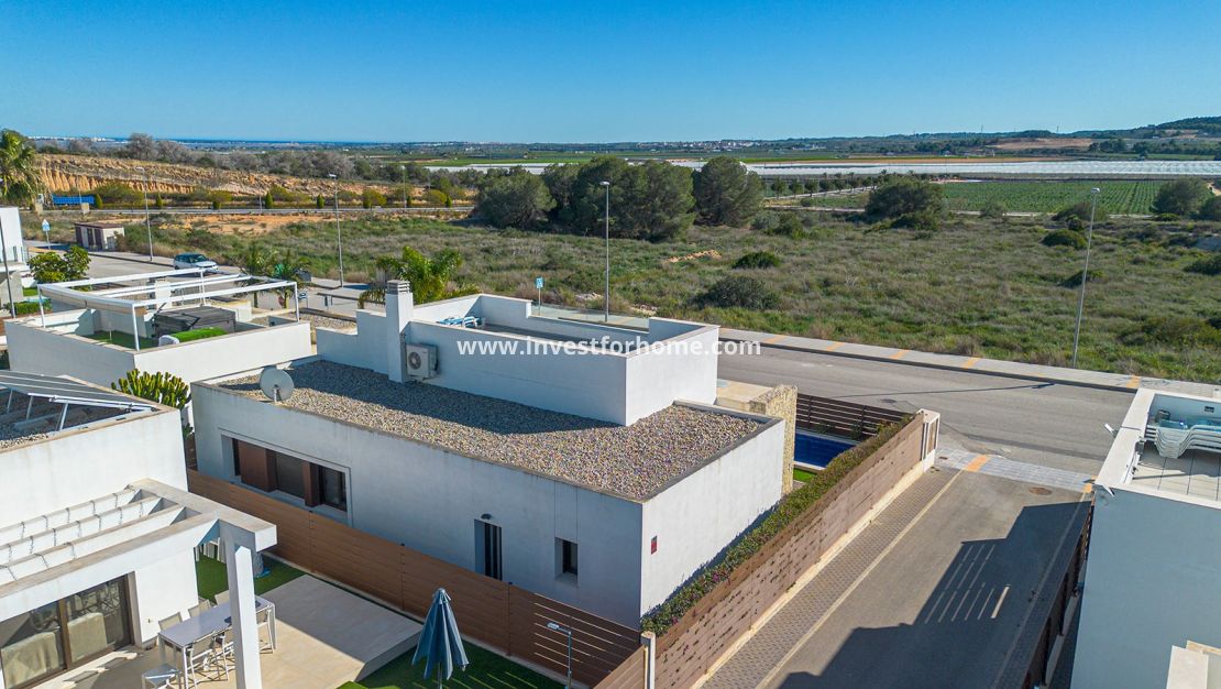 Sale - Villa - Orihuela Costa - Vistabella Golf