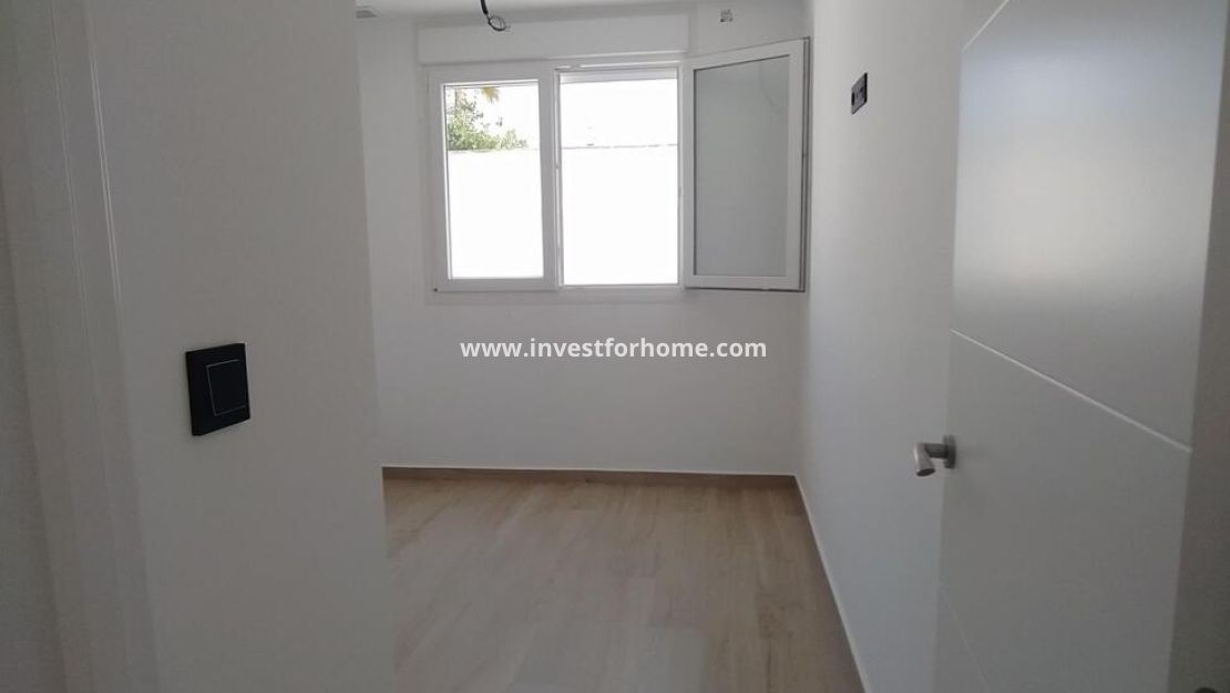 Sale - Villa - Torrevieja - aguas nuevas