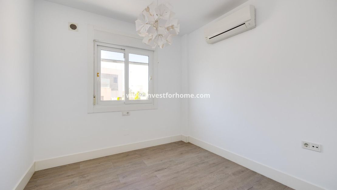 Sale - Villa - Torrevieja - aguas nuevas