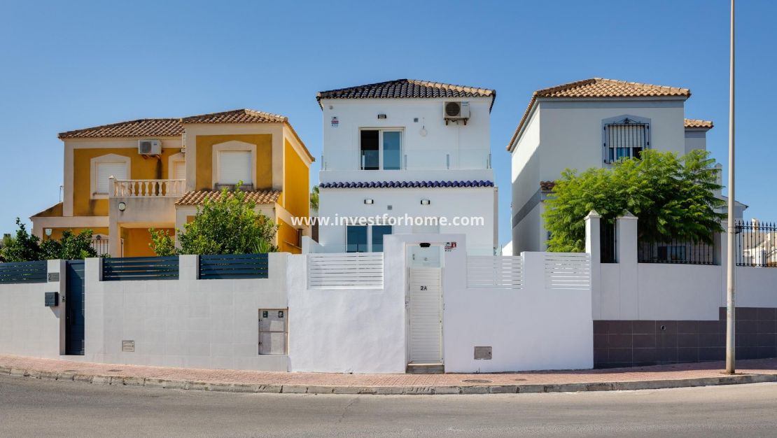Sale - Villa - Torrevieja - aguas nuevas