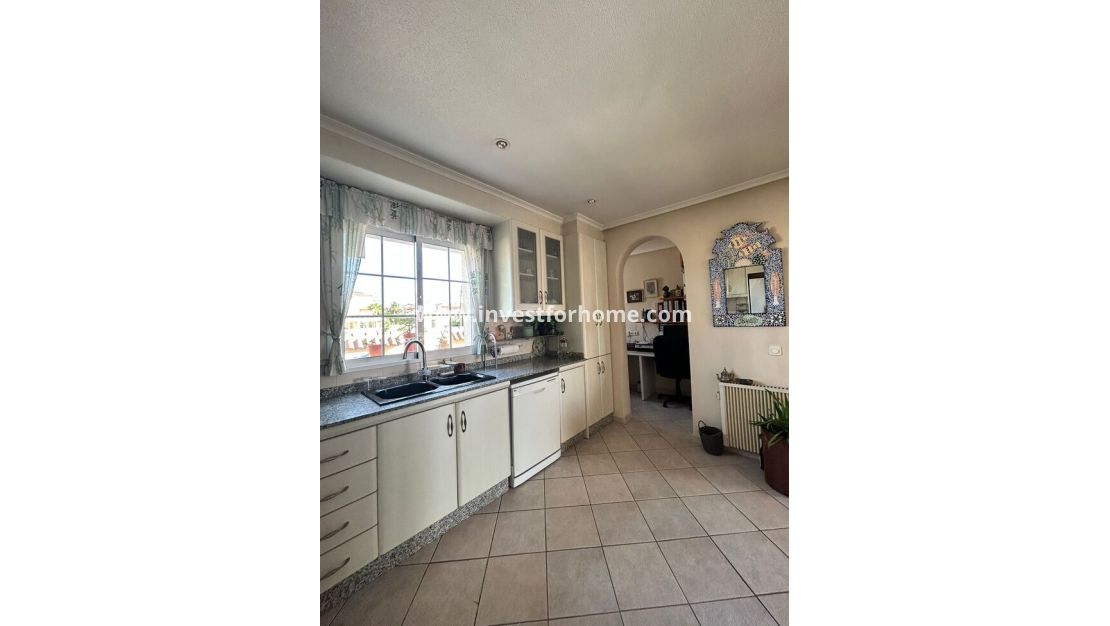 Sale - Villa - Torrevieja - aguas nuevas