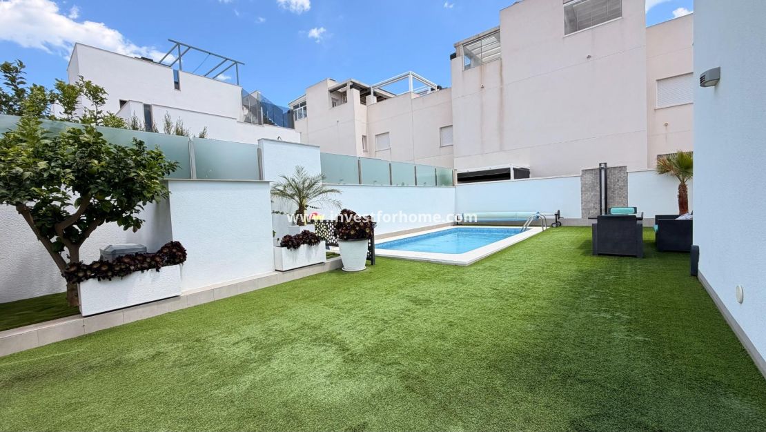 Sale - Villa - Torrevieja - aguas nuevas