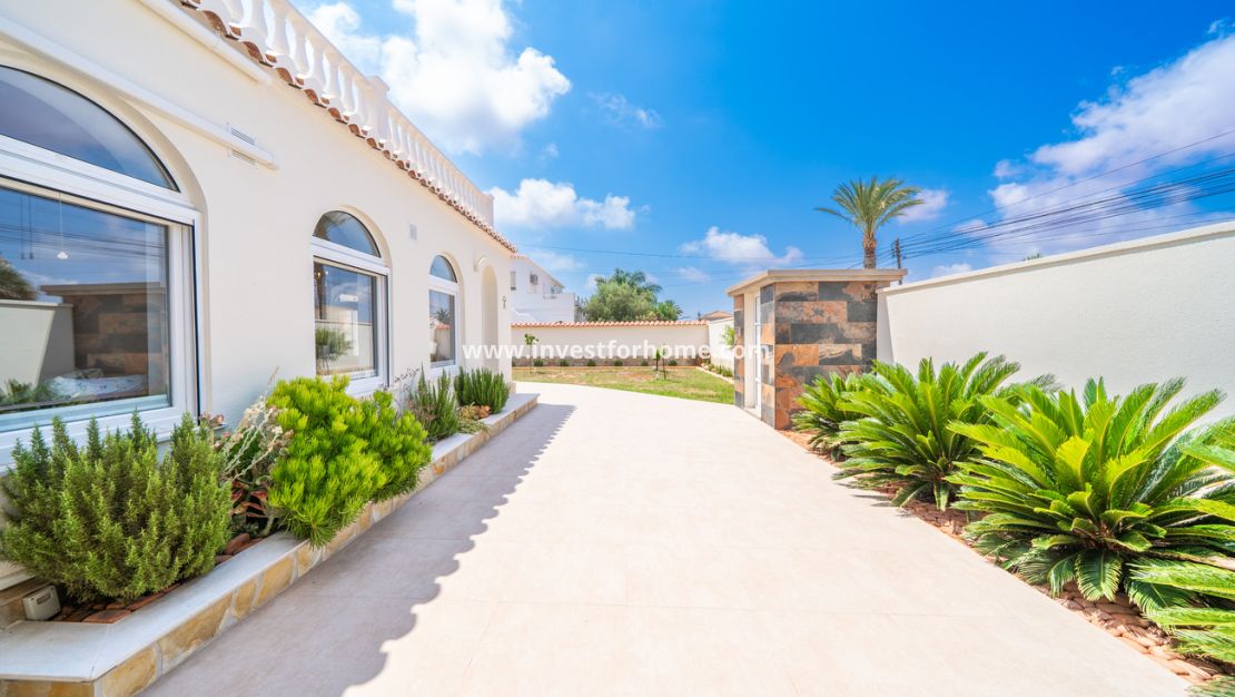 Sale - Villa - Torrevieja - Costa Blanca
