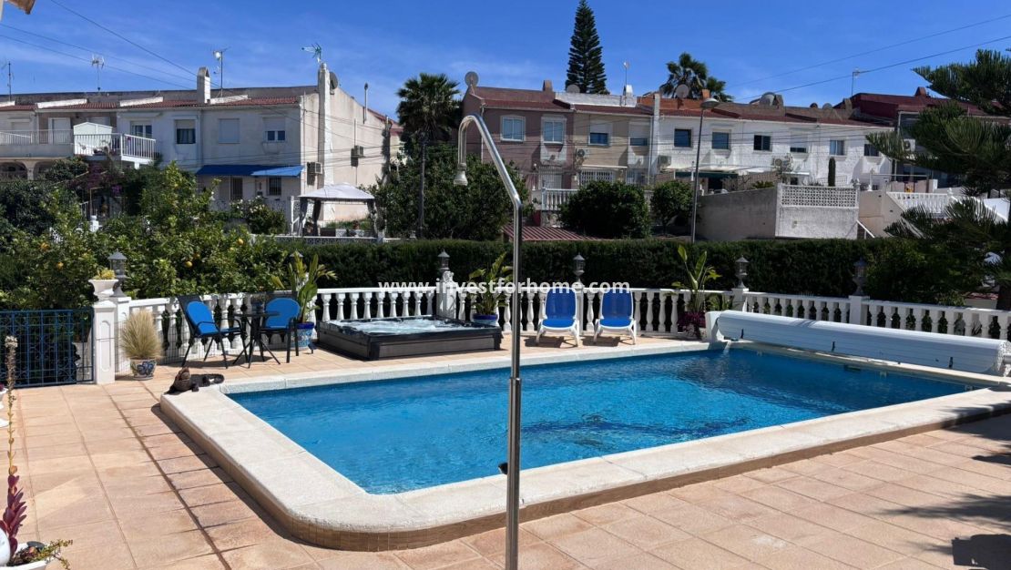 Sale - Villa - Torrevieja - Los Balcones