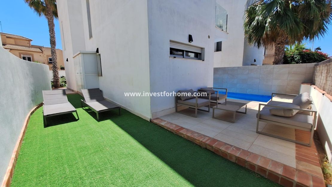 Sale - Villa - Torrevieja - Nueva Torrevieja - Aguas Nuevas