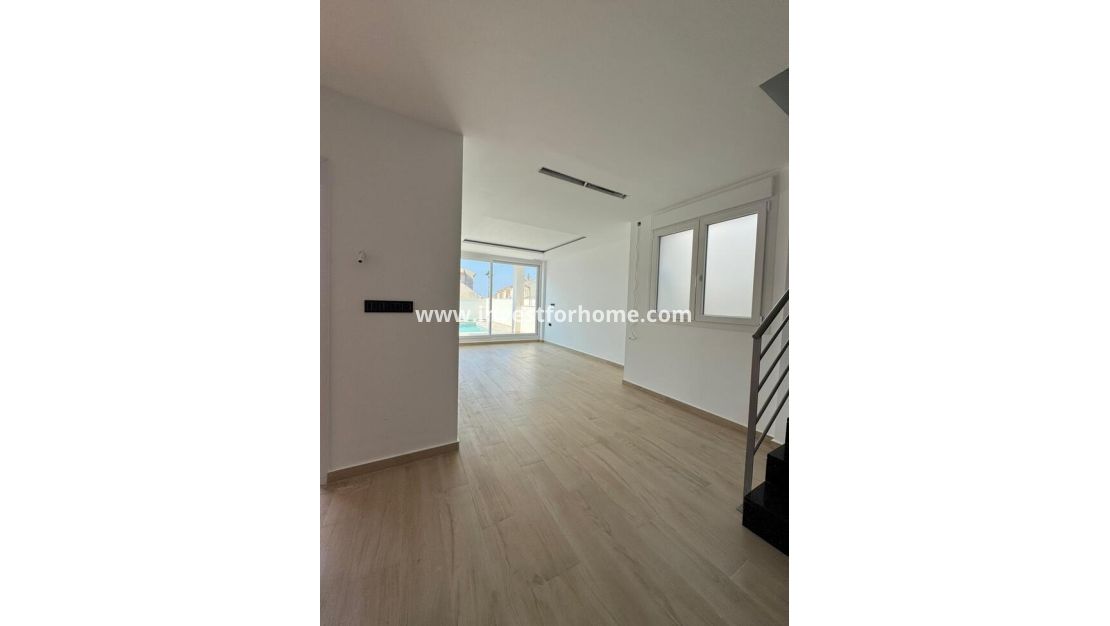 Verkoop - Villa - Torrevieja - aguas nuevas