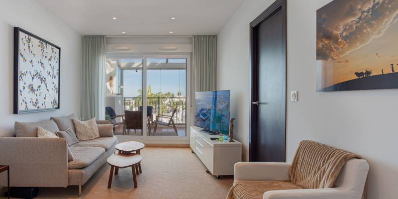 Penthouse for sale in Villamartín with terrace and private solarium